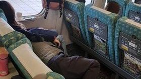 高鐵,座位,橫躺,放閃,爆怨公社　圖／翻攝自臉書爆怨公社