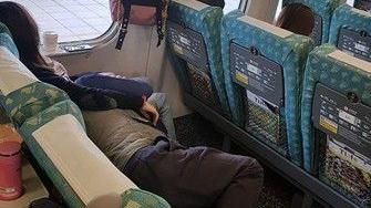 男子霸占座位躺腿放閃　網嗆：台灣鯛