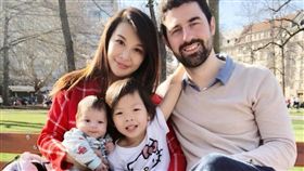 ▲艾莉絲趁著難得的好天氣，一家4口大曬太陽。（圖翻攝自臉書）