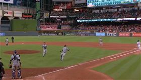 ▲誰也料想不到的再見內野安打。（圖／取自比賽畫面）