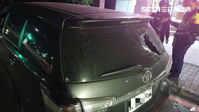 不滿女友上別人車？　醋男怒砸車恐嚇