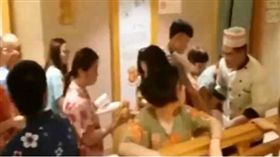 陸餐廳推吃到飽　顧客直接搶菜「像瘋了一樣！」　圖／翻攝看看新聞