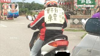 騎士買不到車票　綁幽默海報騎回台北