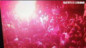 ELEKTRO夜店發生幫派份子在舞池點燃信號彈的事件（翻攝畫面）