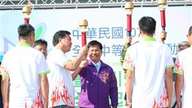 全中運聖火點燃　9日起向全國傳遞107年全國中等學校運動會將於21日至26日在台中市舉行，台中市長林佳龍（中）9日點燃聖火，從台中開始以順時針方向傳遞全國，為全中運揭開序幕。中央社記者郝雪卿攝　107年4月9日