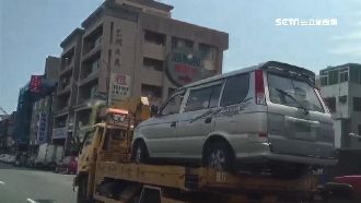 轎車搖晃傾斜　拖吊車車斗違法載客