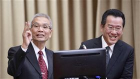 許虞哲：當沖降稅宜定期評估適時調整立法院財政委員會9日初審通過當沖降稅措施延至民國110年年底。財政部長許虞哲（左）說，調降現股當日沖銷交易證券交易稅稅率屬提振股市活絡的短期措施，宜定期評估、適時調整，降稅措施期間不宜過長。右為金管會主委顧立雄。中央社記者吳翊寧攝　107年4月9日
