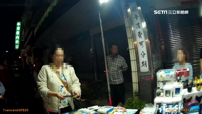 手機貼膜3周才要退！攤販報警討公道