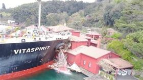 貨輪衝撞豪宅＿hurriyetdailynews
http://www.hurriyetdailynews.com/ship-that-crashed-into-istanbul-waterfront-mansion-moored-in-marmara-sea-129961