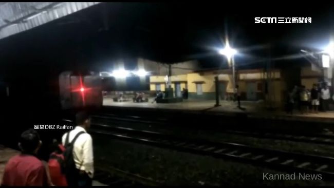 22車廂脫離火車頭　千人滑行險釀傷
