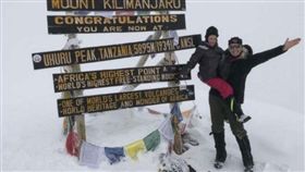 美國7歲女孩征服非洲屋脊破記錄＿abc
http://abcnews.go.com/GMA/Living/girl-reaches-summit-mount-kilimanjaro-honor-late-dad/story?id=54256690