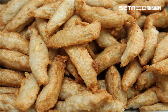 旗魚黑輪炸到金黃色秀色可餐。（記者邱榮吉/攝影）