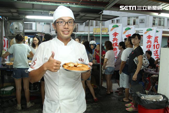 老闆吳坤道每天親自手工一條一條切出棒狀份量十足新鮮旗魚黑輪。（記者邱榮吉/攝影）