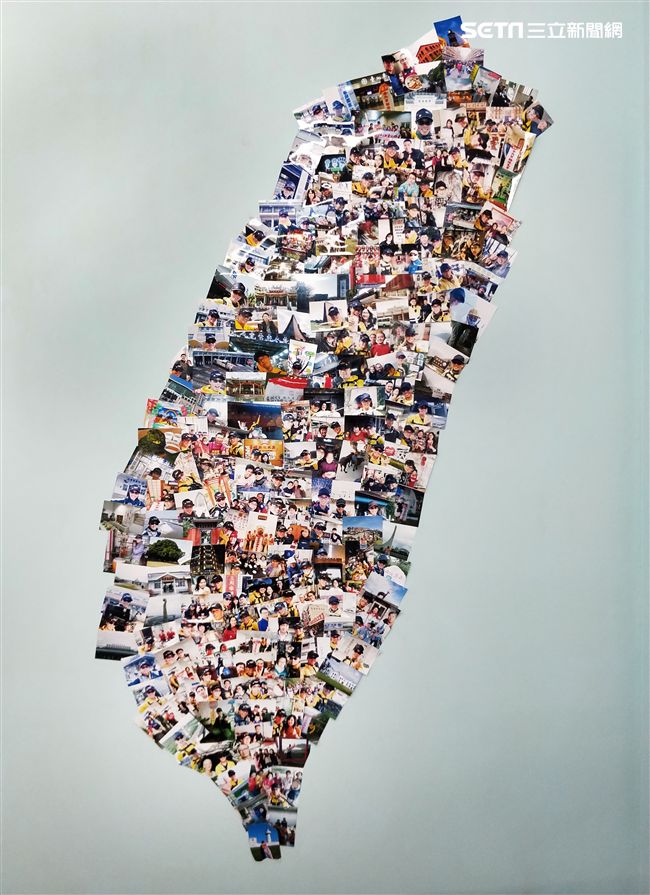 店面掛滿「看見屏東小鎮｣簽名布旗及把所拍的照片貼成一個台灣圖樣。（記者邱榮吉/攝影）