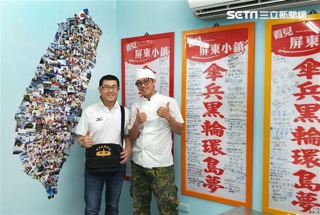 店面掛滿「看見屏東小鎮｣簽名布旗及把所拍的照片貼成一個台灣圖樣。（記者邱榮吉/攝影）