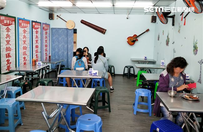 店面掛滿「看見屏東小鎮｣簽名布旗及把所拍的照片貼成一個台灣圖樣。（記者邱榮吉/攝影）