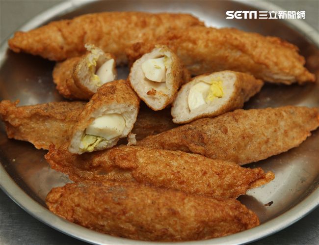 旗魚黑輪一口咬下後旗魚與蛋的香酥口感是絕配組合。（記者邱榮吉/攝影）