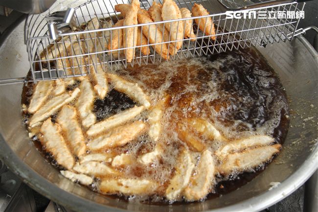 旗魚黑輪炸到金黃色秀色可餐。（記者邱榮吉/攝影）