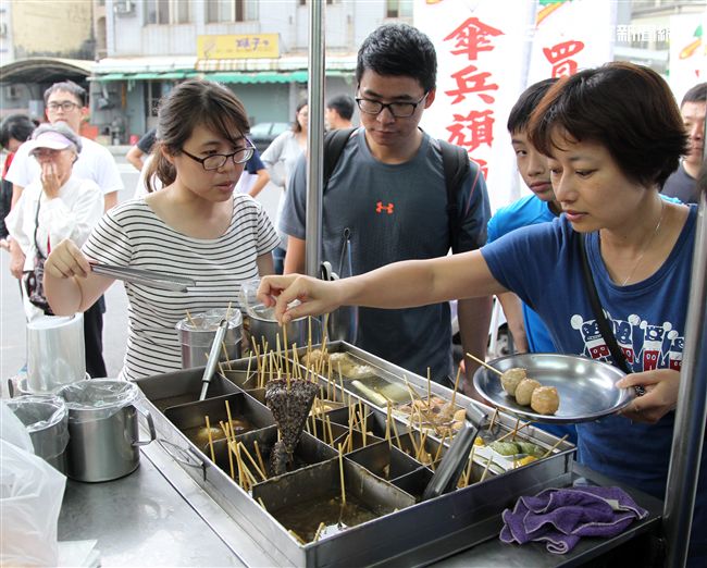 琳瑯滿目的關東煮也是必吃的人氣美食。（記者邱榮吉/攝影）