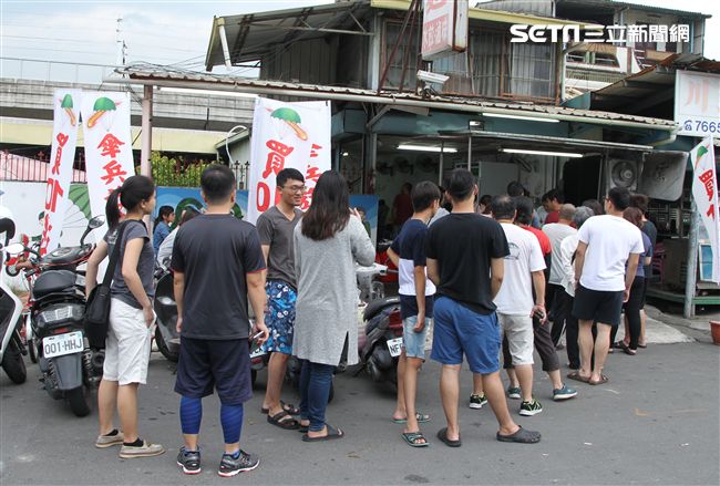 營業時間未到門口大排長龍。（記者邱榮吉/攝影）