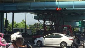 新北市,新莊,中正路,中環路,陸橋,限高,卡住，翻攝自「愛．新莊」
