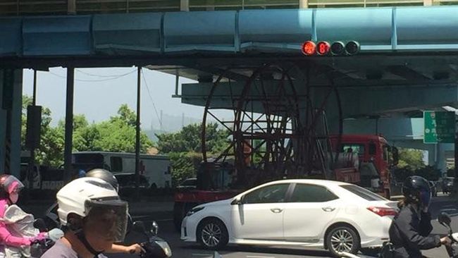 曳引車違規撞陸橋　遭警重罰