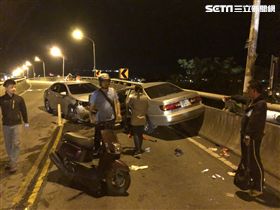 跨雙黃線超車釀禍？6大3小乘客滿臉鮮血送醫（圖／翻攝畫面）