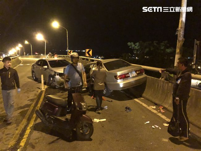 跨雙黃線超車釀禍？乘客滿臉鮮血送醫