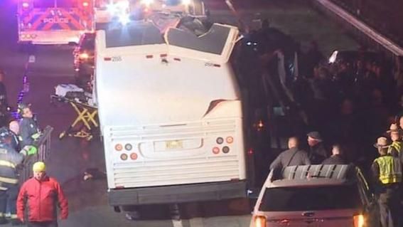 紐約巴士撞橋　車頂削爛43傷1命危