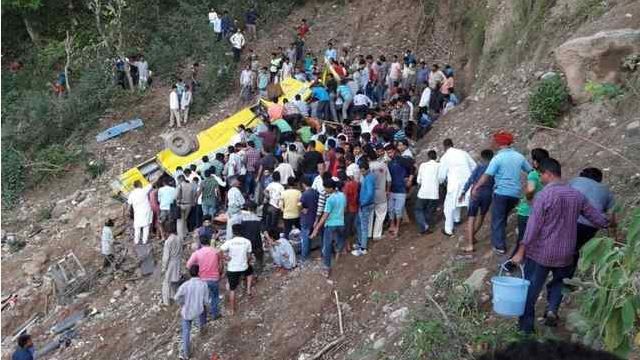 印度校車翻落山谷　至少30人喪生