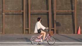 台北氣溫回升（1）中央氣象局預報員顏增璽表示，9日各地氣溫明顯回升，一直到13日都是晴朗穩定的好天氣，但要留意日夜溫差。台北地區午後陽光宜人，民眾戶外騎乘自行車享受好天氣。中央社記者吳家昇攝　107年4月9日