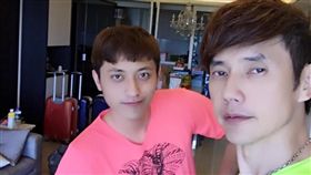 包偉銘包庭政父子倆感情相當好。（圖／翻攝自臉書）