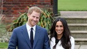 哈利王子與未婚妻梅根馬克爾將在5月舉行婚禮，兩人選定婚禮蛋糕。（圖／翻攝twitter）