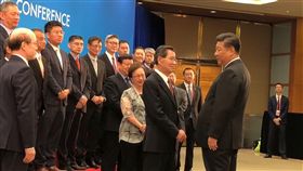 蕭習會（1）中國國家主席習近平（前排右）10日上午於博鰲論壇開幕式前接見來自台灣的企業家代表團，並與率團前往的前副總統、兩岸共同市場基金會榮譽董事長蕭萬長（前排中）寒暄。大陸國台辦主任劉結一（前排左）陪同會見。（讀者提供）中央社記者陳家倫上海傳真　107年4月10日