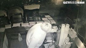 古男從苗栗北上西門町行竊，偷走知名排骨麵店的1萬5千多元現金，警方調閱監視器時將他逮獲，訊後依竊盜罪送辦（翻攝畫面）