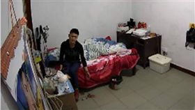 直播割腕求復合　警方破門而入傻眼「怎麼全是紅墨水…」　圖／翻攝我們視頻