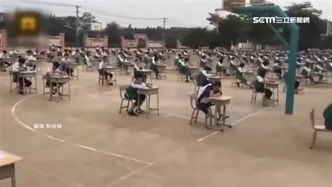 為防止作弊！校方烈日下操場辦考試