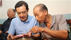 一生清貧　慈善英雄33年捐4百萬
台中,趙文正,富比士,亞洲慈善英雄,學童,陳樹菊
https://flic.kr/p/cUpTiJ
（圖／攝影者總統府, Flickr CC License）