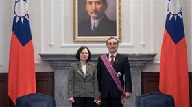 蔡英文總統頒授國防部前部長馮世寬「一等景星勳章」。（圖／總統府提供）