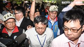 台北市長柯文哲前往市議會進行施政報告，遇到國民黨議員率領民眾抗議。 圖／記者林敬旻攝