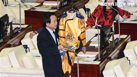 台北市長柯文哲出席市議會施政報告總質詢，民進黨市議員王世堅送上滿清黃袍。 圖／記者林敬旻攝