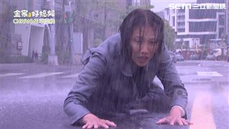 雨中奔跑求原諒！周宜霈重摔狼狽趴地