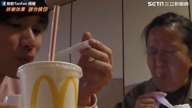 網紅拿自製刮鬍泡冰惡整阿嬤。（圖／翻攝自炭粉TanFan臉書）