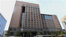 房東不續租　六福皇宮年底熄燈六福旅遊集團10日證實，由於房東國泰人壽要求收回建物，確定租約到期後不續約，台北威斯汀六福皇宮飯店（圖）確定今年底熄燈。中央社記者施宗暉攝　107年4月10日