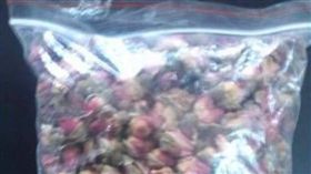 花束是讓女性少女心噴發的禮物，不少女性收到另一半送的鮮花都會相當開心。有一名網友為了滿足老婆想收到花的願望，買了999朵玫瑰，不過他送的並不是鮮花，而是用夾鏈袋裝的乾燥玫瑰花。其他網友看到後紛紛替他捏把冷汗，笑虧「直接睡客廳吧！」（圖／翻攝自一烈~原住民臉書）