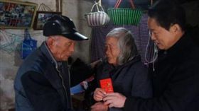 貧童長大致富…仍腳踩著180元布鞋　低調捐近3千萬助人
圖／翻攝自 澎湃新聞