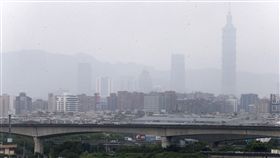 沙塵暴來襲　全台空氣品質差沙塵暴來襲，7日全台各地的空氣品質都不好，尤其雲林縣台西測站加上河川揚塵影響，AQI達到褐爆等級，並首次有測站達最高的平均500微克/立方公尺。圖為台北101大樓上午籠罩在一片霧濛濛中。中央社記者鄭傑文攝　107年4月7日