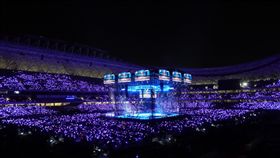 天眼又發威　陸通緝犯在張學友演唱會被抓「歌神」張學友7日晚在江西省南昌市舉辦演唱會，吸引爆滿的5萬名歌迷（圖）。但在人山人海的現場，一名通緝犯因為入場時遭到「天眼」鎖定，開唱沒多久就被大陸警方帶走。（取自網路）中央社　107年4月10日