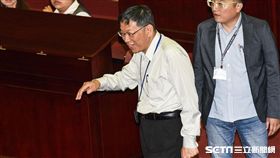 台北市長柯文哲出席市議會施政報告總質詢，遭到國民黨議員抗議。 圖／記者林敬旻攝