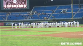 ▲連敗中信兄弟賽後與外野看台球迷鞠躬。（圖／記者蕭保祥攝）